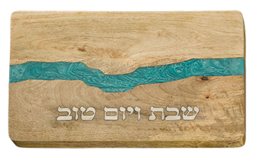 מגש חלה עץ עם אפוקסי כחול 41X28 ס״מ