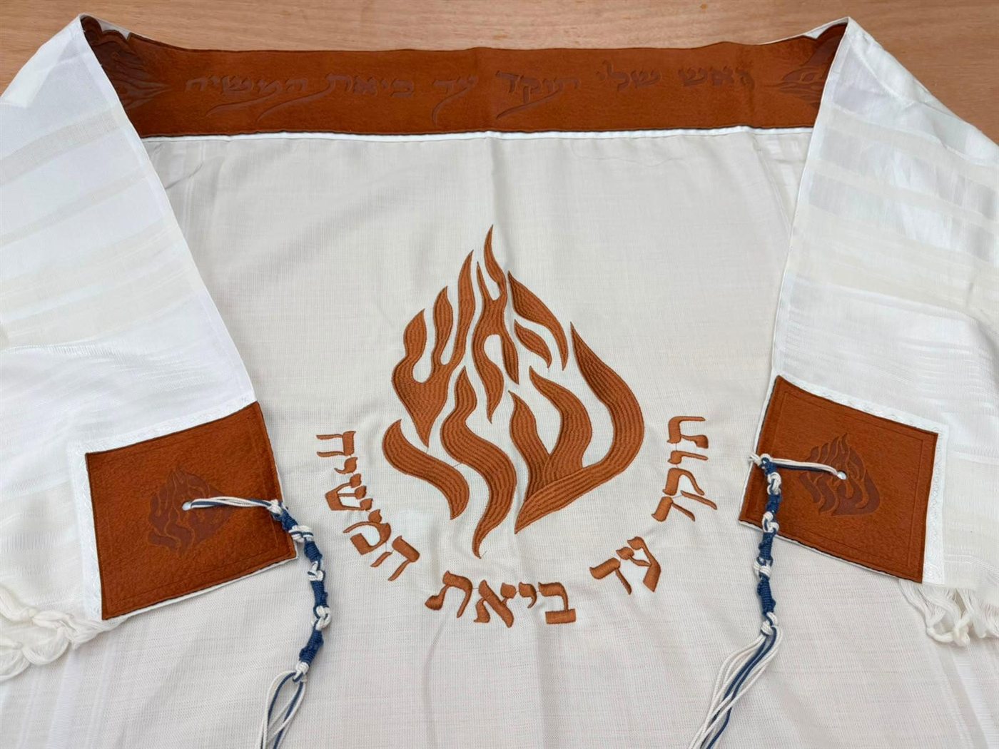 מארז חתן פרימיום · טלית רקומה על הגב | רקמה על הגב + תיקי מזמור לתודה