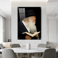 5066 - תמונה של הרב חיים קנייבסקי מחזיק ספר תורה על קנבס או זכוכית
